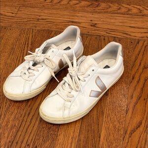 💕 VEJA Esplar Logo Leather Sneakers – White & Platine (Metallic Rose Gold) – 7